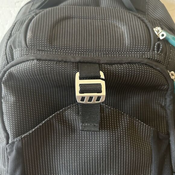 Thule Crossover 32L Backpack - 15inch MacBook Pro / 15.6inch PC/Tablet - 19”x15” - Picture 3 of 16